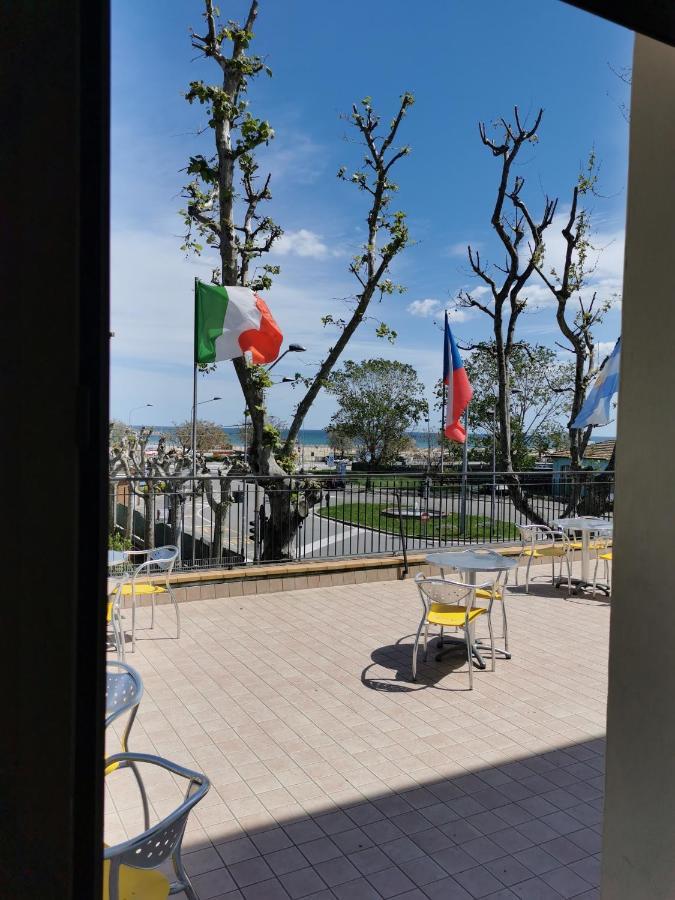 Hotel Ideale Young People Under 40 Rimini Eksteriør bilde