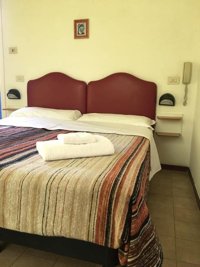 Hotel Ideale Young People Under 40 Rimini Eksteriør bilde